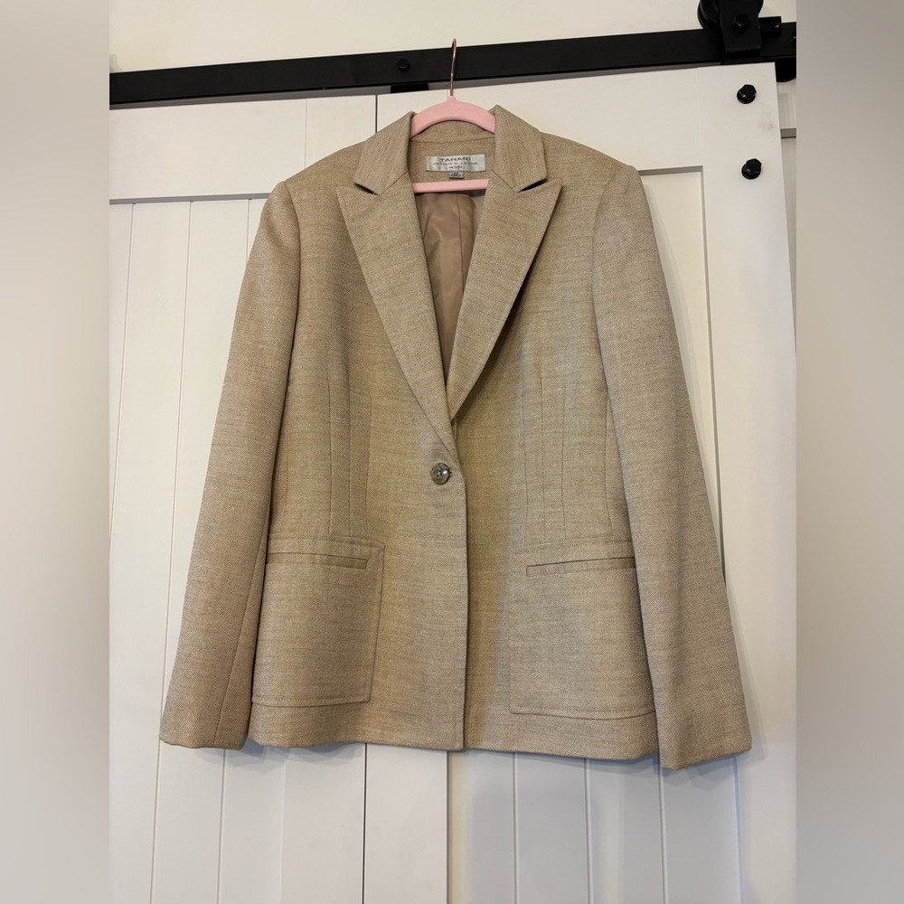 Tahari Beige Blazer Like New! Size 10P Great Detail